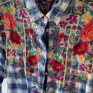 Johnny Was Workshop sz medium long sleeve blue white button up front tunic